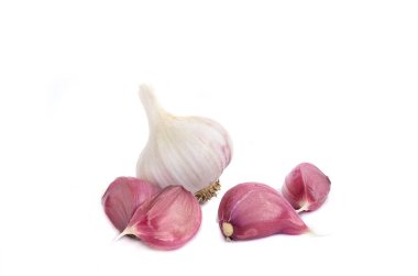 Beyaz arkaplanda sarımsak izole edilmiş.