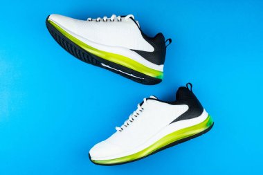 mavi arka planda siyah beyaz koşu ayakkabıları