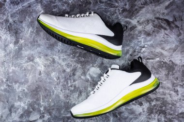 Gri arka planda siyah beyaz koşu ayakkabıları