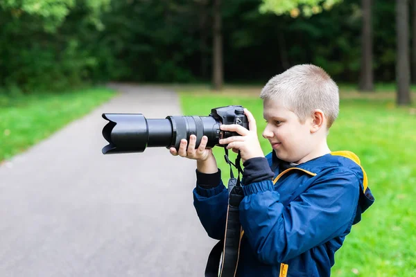 Young Caucasian Boy Taking Shoot His Dslr Camera Nature Ambient — Stock Photo, Image