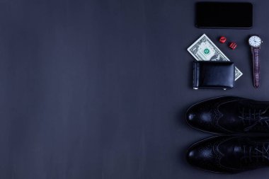 zar, erkek ayakkabısı ve cüzdanı siyah arka planda bir dolar, kumarhanenin başarısı