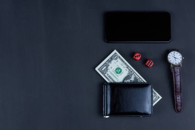 Zar ve cüzdan siyah arka planda bir dolar, kumarhane oyununun başarısı.