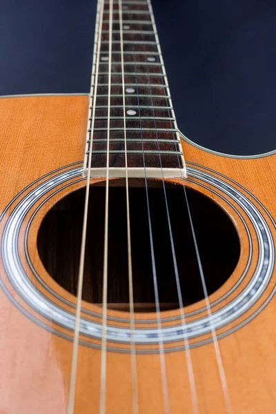 Pic Guitare Jaune Niché Dans Des Cordes Guitare Acoustique Dorées — Photo