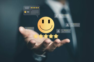 Müşteri değerlendirmesi ve memnuniyet konsepti. Gülen yüz ve beş yıldızlı derecelendirme, olumlu geri bildirim, kullanıcı deneyimi, itibar ve hizmet kalitesini simgeliyor. Müşterinin beş yıldız değerlendirmesi