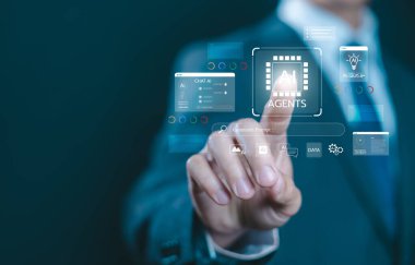 Yapay zeka, otomasyon, ticari işlemler ve verimlilik için akıllı teknoloji temsilcisi yapay zeka ve sanal ekranlarla komut arayüzü kullanan bir iş adamı. Yapay zeka ajanlarının analizi