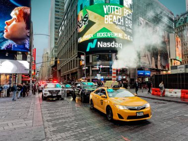New York City, Amerika Birleşik Devletleri - Nisan 2018: Times Square sarı taksi