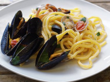 spagetti makarna deniz ürünleri yemeği ile