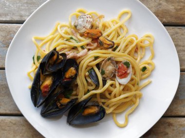 üstten görünüm spagetti makarna deniz ürünleri yemeği ile