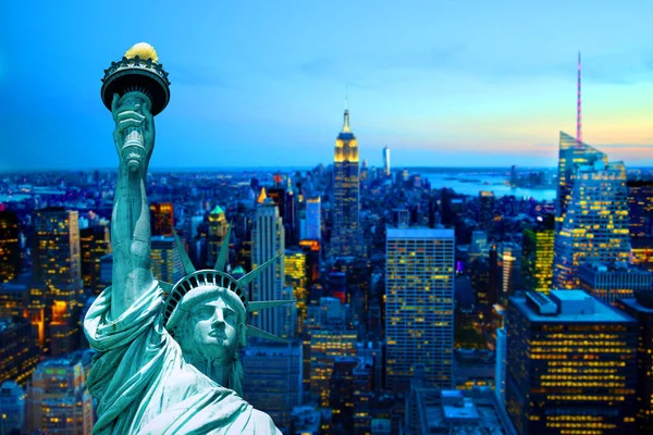Manhattan New York City Skyline Standbeeld Van Vrijheid Zonsondergang Schemering — Stockfoto