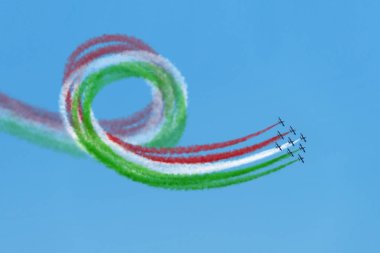 Hava akrobasi İtalyan tricolour takım frecce tricolore senkronize döngü uçan göster