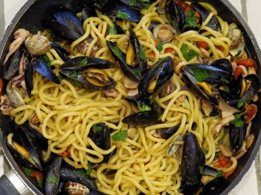 üstten görünüm spagetti makarna ile deniz ürünleri pan