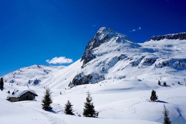 Kış güneşe kar en yüksek dağ manzarası
