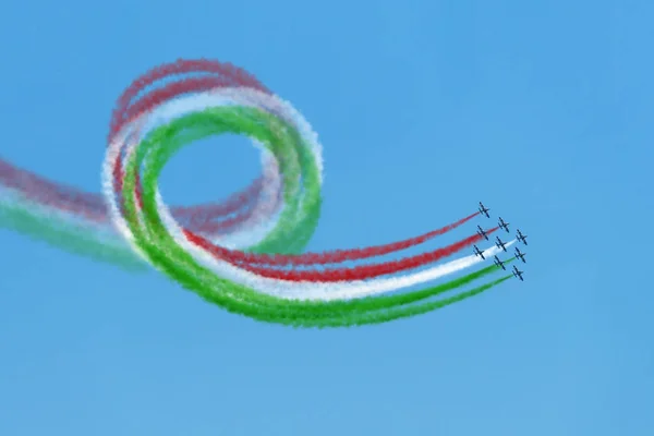 에어쇼 이탈리아 삼색기 Frecce Tricolore 동기화 — 스톡 사진