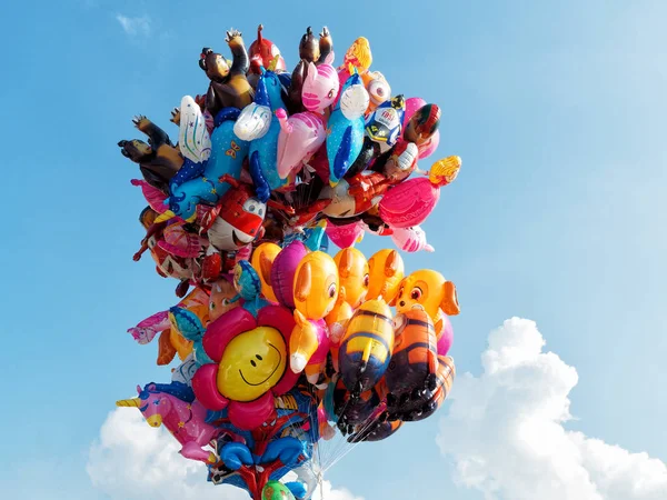Lazise Talya Ağustos 2016 Gökyüzü Karşı Renkli Baloons Demet — Stok fotoğraf