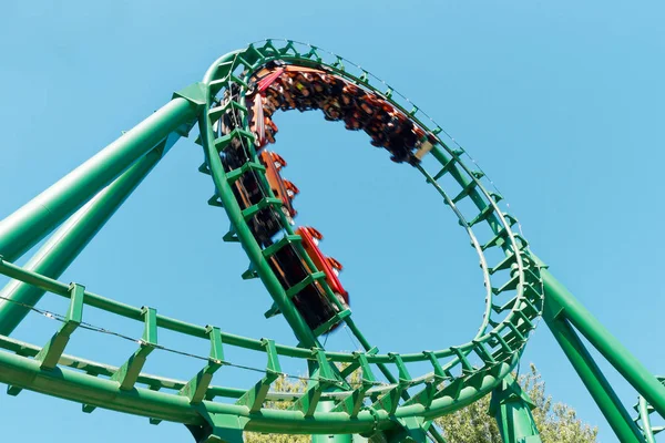 Döngü rollercoaster eğlenceli binmek lunaparkta