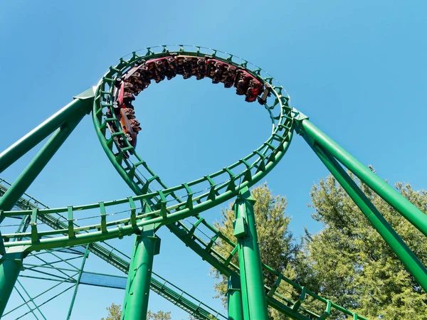 Bir Peschiera del Garda, İtalya - Ağustos 2016: rollercoaster eğlenceli binmek eğlence parkı Gardland lunapark, döngü