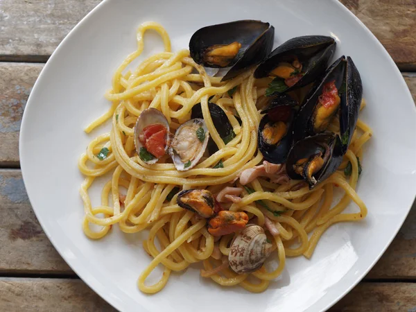 üstten görünüm spagetti makarna deniz ürünleri yemeği ile
