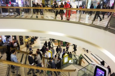 Rome, İtalya - Aralık 2014: ve Noel sezonu için dekore edilmiş bir alışveriş İtalyan çarşıda alışveriş insanlar