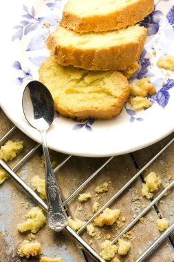 Melek gıda kek dekore edilmiş seramik plaka üzerinde üç dilim 