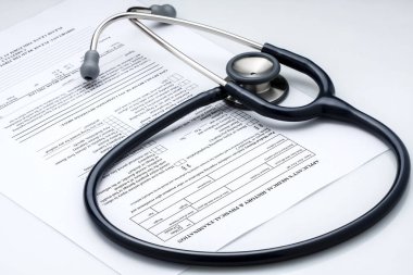 Boş hasta tıbbi geçmiş ve fizik muayene formunda yalan stetoskop