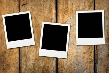 Üç ahşap yüzey zemin üzerine polaroids boş