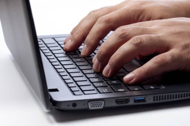 el bilgisayar laptop klavye yan görünüm yazarak