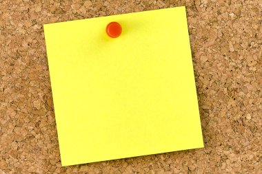 Mantar pano kırmızı raptiye ile malzemeye boş postit sarı