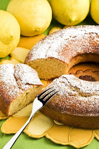 Melek gıda pasta dilimlenmiş gümüş çatal ve limon ile