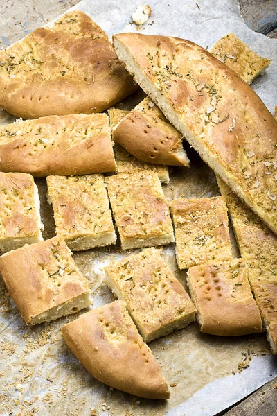 Pane Focaccia Affettato Con Rosmarino Olio Extravergine Oliva Fuori Dal — Foto Stock