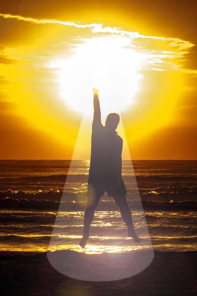 海男シルエット エネルギー太陽ビームを空中浮揚 — ストック写真