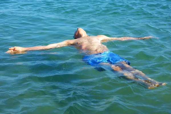 Senior Mannen Havet För Att Hålla Sig Flytande Och Att — Stockfoto