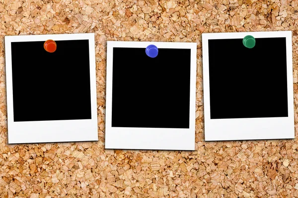 Trzy Puste Polaroidy Umieszczone Pokładzie Korka Kolorowe Małe Kciuk Hals — Zdjęcie stockowe