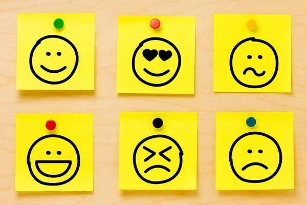 Emoticons Desenho Mão Seis Notas Postit Amarelas Afixadas Por Pinos — Fotografia de Stock