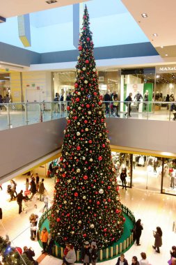 Rome, İtalya - Aralık 2014: Noel sezonu için süslenen bir alışveriş İtalyan alışveriş merkezinde dev xmas ağacı