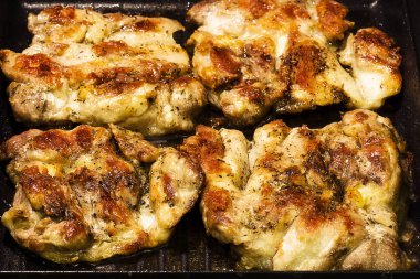 Bir kalbur üzerinde yemek dört tavuk göğsü Barbekü yakın çekim