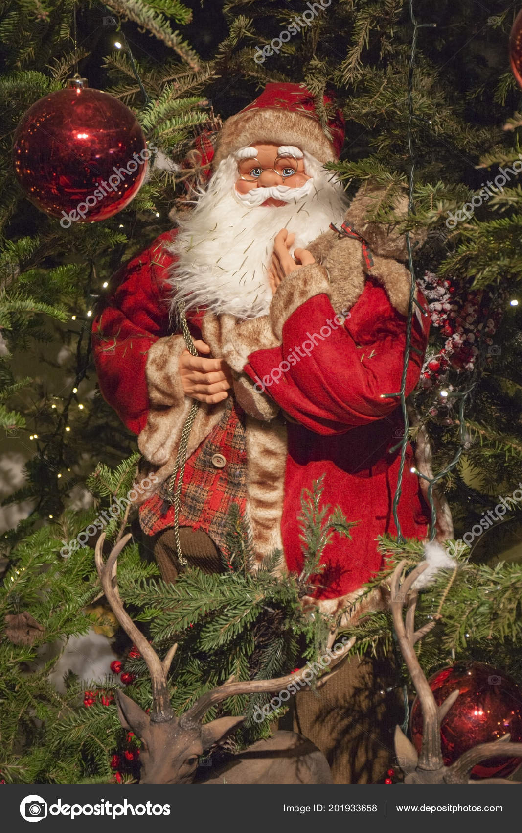 Papai Noel Decorativo Árvore Natal Com Luzes Acesas Renas fotos, imagens de  © canbedone #201933658