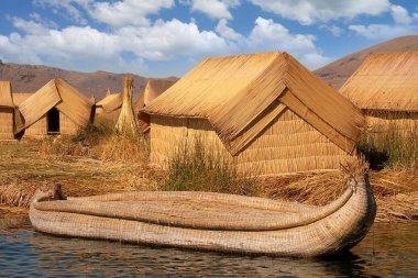 Perulu titiicaca gölde yüzen evler