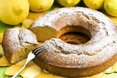 Melek gıda pasta dilimlenmiş gümüş çatal ve limon ile