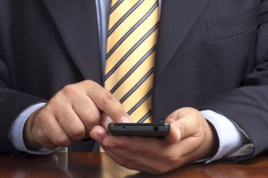 İşadamı closeup çalışma masasında smartphone üzerinde eller