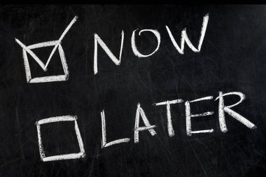 Şimdi ve daha sonra onay kutularını yazı tahtası Beyaz tebeşir ile el yazısı