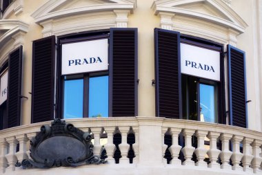 Rome, İtalya - Haziran 2014: Balkon Prada dükkanı butik Roma İtalya İspanyolca meydanında