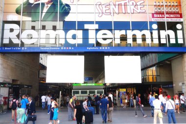 Rome, İtalya - Haziran 2014: Ana giriş Roma Termini Tren istasyonu İtalya seyahati girip çıkan ile