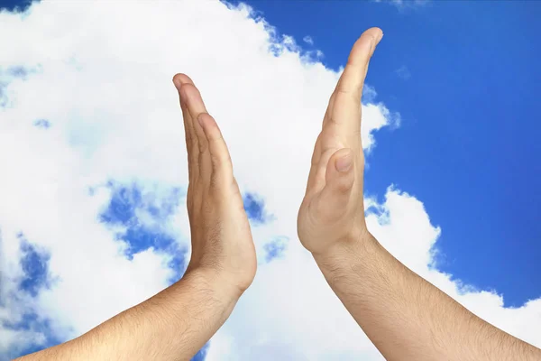 Mãos Dando High Five Livre Contra Nuvens Azuis Céu — Fotografia de Stock