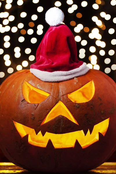 Gruseliger Halloween Kürbis Jack Laterne Glänzend Innen Trägt Weihnachtsmütze Auf — Stockfoto