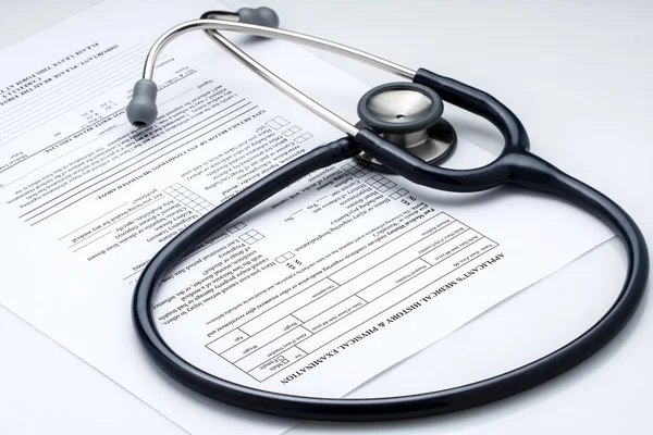 Boş hasta tıbbi geçmiş ve fizik muayene formunda yalan stetoskop