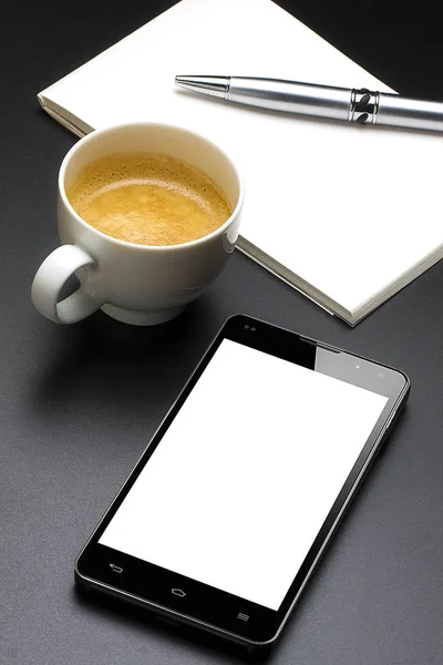 Smartphone Leeres Weißes Bildschirm Notizbuch Und Tasse Kaffee — Stockfoto