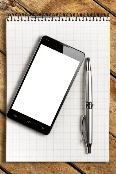 Smartphone Com Tela Branca Branco Caneta Prata Uma Espiral Branca — Fotografia de Stock