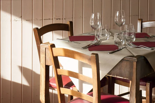 Toscana Rústico Restaurante Mesa Vacante Para Cuatro — Foto de Stock
