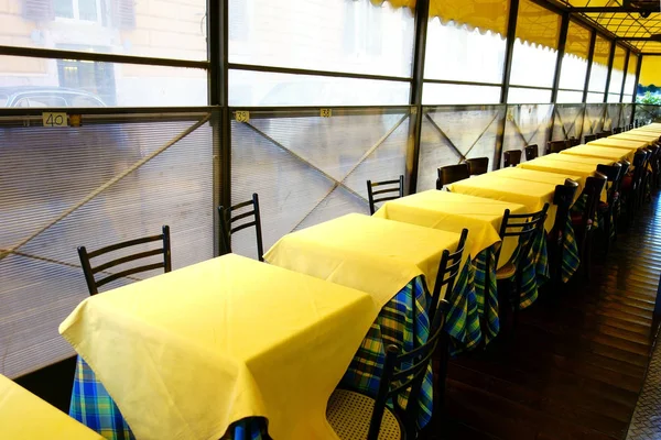 Restaurant Tafels Stoelen Gele Tafelkleed — Stockfoto