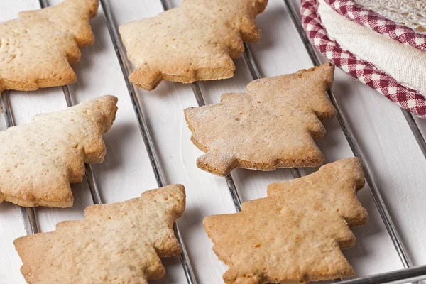 Hausgemachte Christbaumkekse Auf Ofenreck Und Topfhalter Auf Weißem Holztisch — Stockfoto